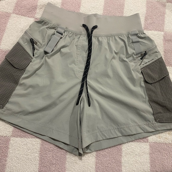 Lululemon Multi-Pocket Cargo High-Rise Hiking Short 5" size 4 - Picture 8 of 15